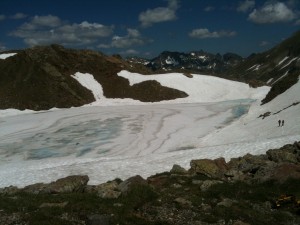 The French couple descending past Lac du Col d'Arratille